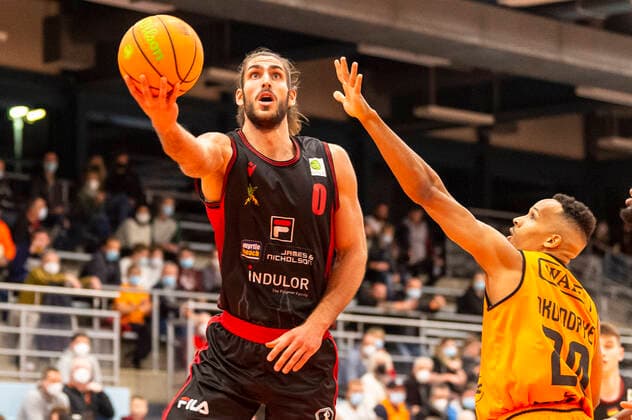 Adam Pechacek (0, Artland Dragons) vorbei an Kelvin Okundaye (20, WiHa Panthers Schwenningen) zum Korb GER, Basketball, Barmer 2. Bundesliga Pro-A, Spieltag 9, WiHa Panthers Villingen-Schwenningen vs Quakenbrueck Artland Dragons, 10.11.2021, GER, Basketball, Barmer 2. Bundesliga Pro-A, Spieltag 9, WiHa Panthers Villingen-Schwenningen vs Quakenbrueck Artland Dragons, 10.11.2021, Villingen-Schwenningen Copyright: xEibner-Pressefotox EP_FWF