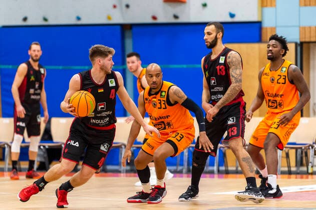 Thorben Doeding (4, Artland Dragons) geht an Chris Frazier (33, WiHa Panthers Schwenningen) vorbei, dahinter Taren Valdis Sullivan (13, Artland Dragons) und Raiquan Clark (23, WiHa Panthers Schwenningen) GER, Basketball, Barmer 2. Bundesliga Pro-A, Spieltag 9, WiHa Panthers Villingen-Schwenningen vs Quakenbrueck Artland Dragons, 10.11.2021, GER, Basketball, Barmer 2. Bundesliga Pro-A, Spieltag 9, WiHa Panthers Villingen-Schwenningen vs Quakenbrueck Artland Dragons, 10.11.2021, Villingen-Schwenningen Copyright: xEibner-Pressefotox EP_FWF