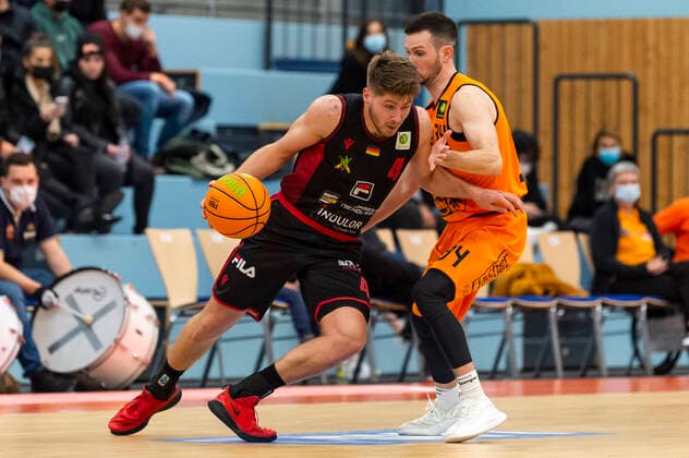Thorben Doeding (4, Artland Dragons) mit David Cohn (34, WiHa Panthers Schwenningen) GER, Basketball, Barmer 2. Bundesliga Pro-A, Spieltag 9, WiHa Panthers Villingen-Schwenningen vs Quakenbrueck Artland Dragons, 10.11.2021, GER, Basketball, Barmer 2. Bundesliga Pro-A, Spieltag 9, WiHa Panthers Villingen-Schwenningen vs Quakenbrueck Artland Dragons, 10.11.2021, Villingen-Schwenningen Copyright: xEibner-Pressefotox EP_FWF
