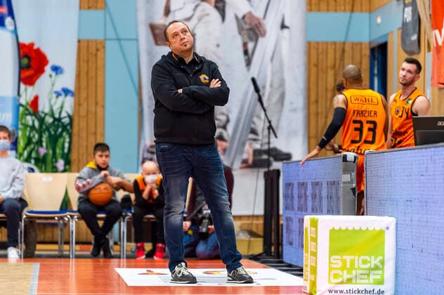 Alen Velcic (Trainer Wiha Panthers Schwenningen) schaut auf die Anzeigetafel GER, Basketball, Barmer 2. Bundesliga Pro-A, Spieltag 9, WiHa Panthers Villingen-Schwenningen vs Quakenbrueck Artland Dragons, 10.11.2021, GER, Basketball, Barmer 2. Bundesliga Pro-A, Spieltag 9, WiHa Panthers Villingen-Schwenningen vs Quakenbrueck Artland Dragons, 10.11.2021, Villingen-Schwenningen Copyright: xEibner-Pressefotox EP_FWF