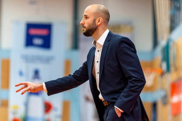 Tuna Isler (Trainer Artland Dragons) GER, Basketball, Barmer 2. Bundesliga Pro-A, Spieltag 9, WiHa Panthers Villingen-Schwenningen vs Quakenbrueck Artland Dragons, 10.11.2021, GER, Basketball, Barmer 2. Bundesliga Pro-A, Spieltag 9, WiHa Panthers Villingen-Schwenningen vs Quakenbrueck Artland Dragons, 10.11.2021, Villingen-Schwenningen Copyright: xEibner-Pressefotox EP_FWF