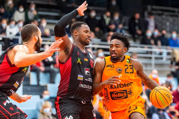 Raiquan Clark (23, WiHa Panthers Schwenningen) gegen Demetrius Ward (45, Artland Dragons) und taren Valdis Sullivan (13, Artland Dragons) GER, Basketball, Barmer 2. Bundesliga Pro-A, Spieltag 9, WiHa Panthers Villingen-Schwenningen vs Quakenbrueck Artland Dragons, 10.11.2021, GER, Basketball, Barmer 2. Bundesliga Pro-A, Spieltag 9, WiHa Panthers Villingen-Schwenningen vs Quakenbrueck Artland Dragons, 10.11.2021, Villingen-Schwenningen Copyright: xEibner-Pressefotox EP_FWF