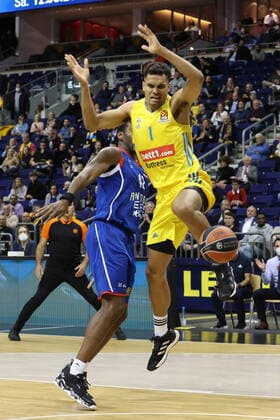 DEU, EUROLEAGUE , ALBA vs. ANADOLU EFES ISTANBUL, 11.11.2021, Mercedes-Benz-Arena, Berlin, DEU, EUROLEAGUE , ALBA vs. ANADOLU EFES ISTANBUL, im Bild Oscar da Silva (ALBA Berlin 1), Bryant Dunston (Anadolu Efes Istanbul 42)