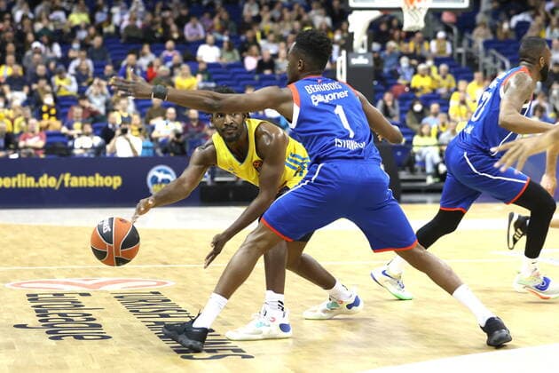 DEU, EUROLEAGUE , ALBA vs. ANADOLU EFES ISTANBUL, 11.11.2021, Mercedes-Benz-Arena, Berlin, DEU, EUROLEAGUE , ALBA vs. ANADOLU EFES ISTANBUL, im Bild Jaleen Smith (ALBA Berlin 3), Rodrigue Beaubois (Anadolu Efes Istanbul 1)