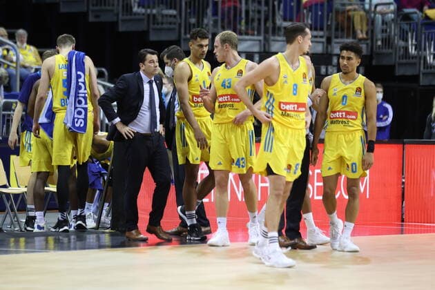 DEU, EUROLEAGUE , ALBA vs. ANADOLU EFES ISTANBUL, 11.11.2021, Mercedes-Benz-Arena, Berlin, DEU, EUROLEAGUE , ALBA vs. ANADOLU EFES ISTANBUL, im Bild Cheftrainer Israel Gonz‡lez (ALBA Berlin), ALBA-Spielerkreis