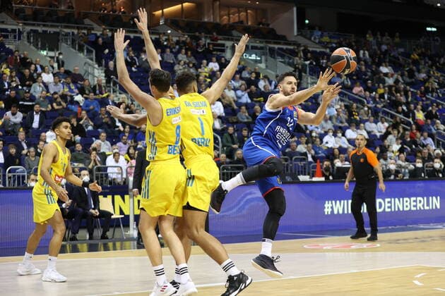 DEU, EUROLEAGUE , ALBA vs. ANADOLU EFES ISTANBUL, 11.11.2021, Mercedes-Benz-Arena, Berlin, DEU, EUROLEAGUE , ALBA vs. ANADOLU EFES ISTANBUL, im Bild Marcus Eriksson (ALBA Berlin 8), Oscar da Silva (ALBA Berlin 1), Vasilije Micic (Anadolu Efes Istanbul 22)