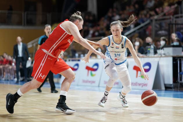 Basketball, Damen EM Quali, Luxemburg - Schweiz Basketball Eurobasket dames 11.11.2021, Basketball Eurobasket dames, Saison 2021-2022, Luxembourg, Luxemburg, Coque, Gymnase Coque, Luxembourg, Luxemburg (LUX) - Schweiz, Suisse (SUI) vl: Nadia Constantin (Suisse, Schweiz, Switzerland, SUI 4) - Catherine Mreches (Luxembourg, LUX 19)