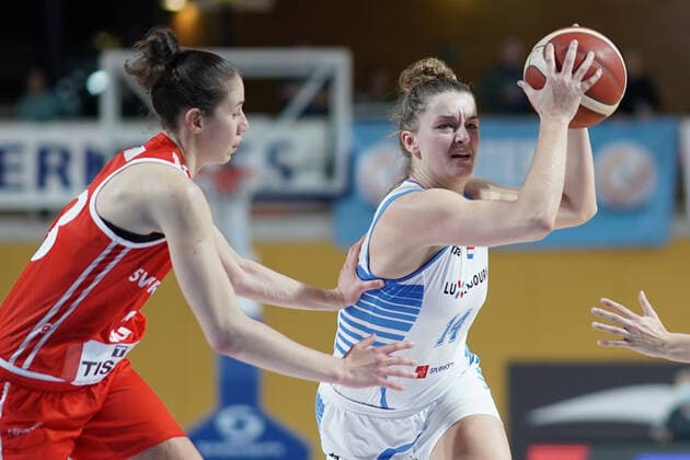 Basketball, Damen EM Quali, Luxemburg - Schweiz Basketball Eurobasket dames 11.11.2021, Basketball Eurobasket dames, Saison 2021-2022, Luxembourg, Luxemburg, Coque, Gymnase Coque, Luxembourg, Luxemburg (LUX) - Schweiz, Suisse (SUI) vl: Nancy Fora (Suisse, Schweiz, Switzerland, SUI 25) - Lisa Jablonowski (Luxembourg, LUX 14) - Nadia Constantin (Suisse, Schweiz, Switzerland, SUI 4)