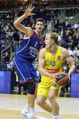 DEU, EUROLEAGUE , ALBA vs. ANADOLU EFES ISTANBUL, 11.11.2021, Mercedes-Benz-Arena, Berlin, DEU, EUROLEAGUE , ALBA vs. ANADOLU EFES ISTANBUL, im Bild Luke Sikma (ALBA Berlin 43), Tibor Pleiss (Anadolu Efes Istanbul 21)