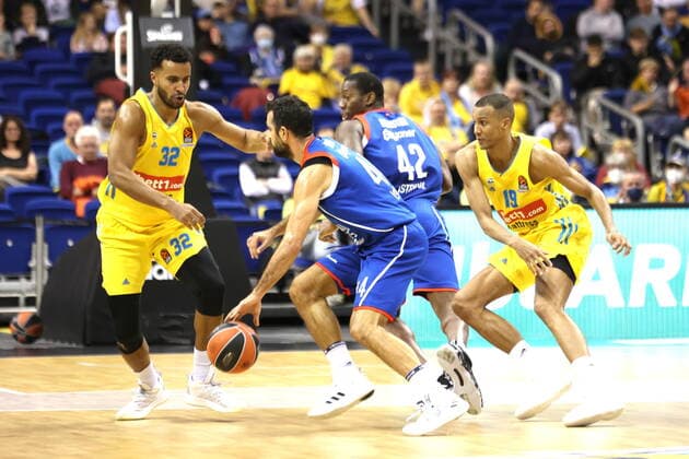DEU, EUROLEAGUE , ALBA vs. ANADOLU EFES ISTANBUL, 11.11.2021, Mercedes-Benz-Arena, Berlin, DEU, EUROLEAGUE , ALBA vs. ANADOLU EFES ISTANBUL, im Bild Johannes Thiemann (ALBA Berlin 32), Louis Olinde (ALBA Berlin 19), Krunoslav Simon (Anadolu Efes Istanbul 44), Bryant Dunston (Anadolu Efes Istanbul 42)