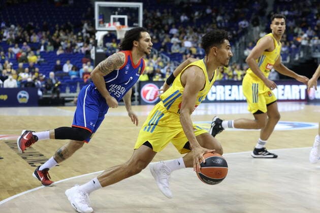 DEU, EUROLEAGUE , ALBA vs. ANADOLU EFES ISTANBUL, 11.11.2021, Mercedes-Benz-Arena, Berlin, DEU, EUROLEAGUE , ALBA vs. ANADOLU EFES ISTANBUL, im Bild Maodo Lo (ALBA Berlin 0), Oscar da Silva (ALBA Berlin 1), Shane Larkin (Anadolu Efes Istanbul 0)
