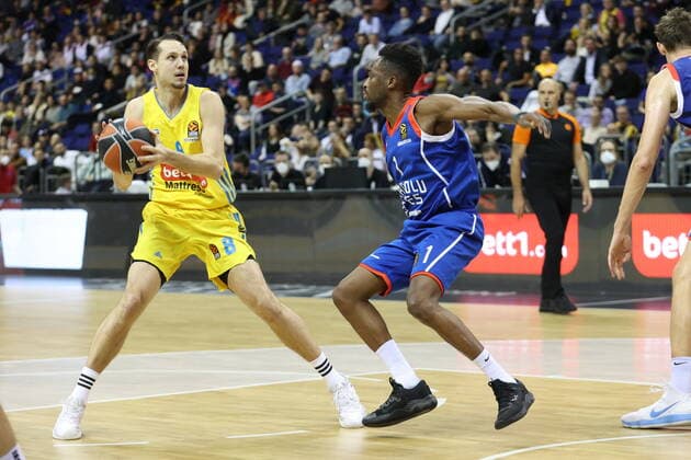 DEU, EUROLEAGUE , ALBA vs. ANADOLU EFES ISTANBUL, 11.11.2021, Mercedes-Benz-Arena, Berlin, DEU, EUROLEAGUE , ALBA vs. ANADOLU EFES ISTANBUL, im Bild Marcus Eriksson (ALBA Berlin 8), Rodrigue Beaubois (Anadolu Efes Istanbul 1)