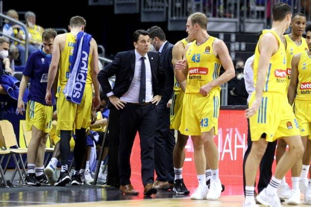 DEU, EUROLEAGUE , ALBA vs. ANADOLU EFES ISTANBUL, 11.11.2021, Mercedes-Benz-Arena, Berlin, DEU, EUROLEAGUE , ALBA vs. ANADOLU EFES ISTANBUL, im Bild Cheftrainer Israel Gonz‡lez (ALBA Berlin), Luke Sikma (ALBA Berlin 43)