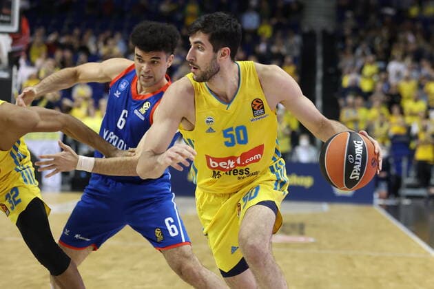 DEU, EUROLEAGUE , ALBA vs. ANADOLU EFES ISTANBUL, 11.11.2021, Mercedes-Benz-Arena, Berlin, DEU, EUROLEAGUE , ALBA vs. ANADOLU EFES ISTANBUL, im Bild Yovel Zoosman (ALBA Berlin 50), Elijah Bryant (Anadolu Efes Istanbul 6)