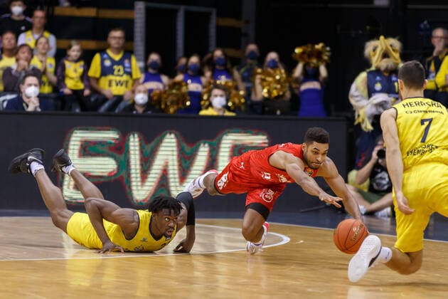 Oldenburg, Niedersachsen, DEU, 12.11.2021, Kenneth Ogbe (Mitte, Brose Baskets Bamberg), Tai Odiase (links, EWE Baskets Oldenburg) und Sebastian Herrera (rechts, EWE Baskets Oldenburg). EWE Baskets Oldenburg vs. Brose Baskets Bamberg. 1. Basketball-Bundesliga Saison 2021 2022, 10. Spieltag, Grosse EWE Arena. EWE Baskets Oldenburg vs. Brose Baskets Bamberg