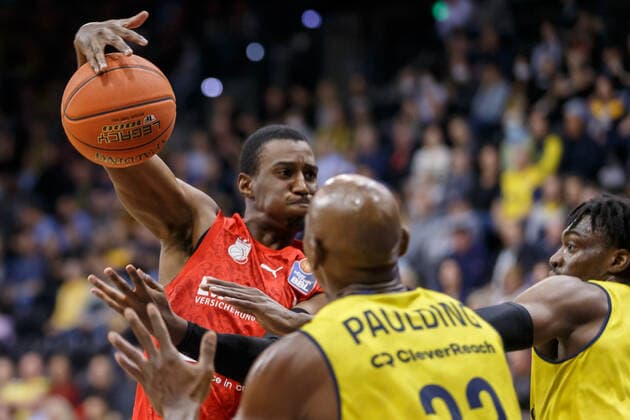 Oldenburg, Niedersachsen, DEU, 12.11.2021, Shannon Scott (links, Brose Baskets Bamberg), Rickey Paulding (Mitte, EWE Baskets Oldenburg) und Tai Odiase (rechts, EWE Baskets Oldenburg). EWE Baskets Oldenburg vs. Brose Baskets Bamberg. 1. Basketball-Bundesliga Saison 2021 2022, 10. Spieltag, Grosse EWE Arena. EWE Baskets Oldenburg vs. Brose Baskets Bamberg