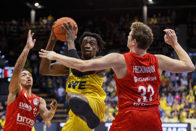 Oldenburg, Niedersachsen, DEU, 12.11.2021, Tai Odiase (Mitte, EWE Baskets Oldenburg), Patrick Heckmann (rechts, Brose Baskets Bamberg) unnd Justin Robinson (links, Brose Baskets Bamberg). EWE Baskets Oldenburg vs. Brose Baskets Bamberg. 1. Basketball-Bundesliga Saison 2021 2022, 10. Spieltag, Grosse EWE Arena. EWE Baskets Oldenburg vs. Brose Baskets Bamberg