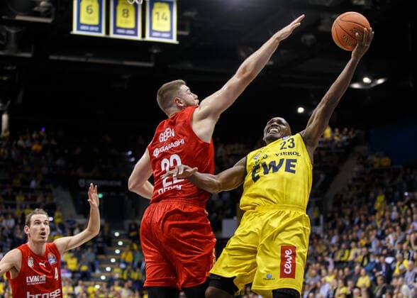 Oldenburg, Niedersachsen, DEU, 12.11.2021, Rickey Paulding (rechts, EWE Baskets Oldenburg), Martinas Geben (Mitte, Brose Baskets Bamberg) und Omar Prewitt (links, Brose Baskets Bamberg). EWE Baskets Oldenburg vs. Brose Baskets Bamberg. 1. Basketball-Bundesliga Saison 2021 2022, 10. Spieltag, Grosse EWE Arena. EWE Baskets Oldenburg vs. Brose Baskets Bamberg