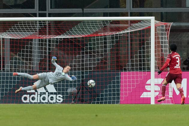 Saki Kumagai (FC Bayern Muenchen Frauen, 3) beobachtet, wie Almuth Schult (Torfrau, VFL Wolfsburg Frauen, 1) den Ball im letzten Moment abwehrt. FC Bayern Muenchen Frauen gegen VfL Wolfsburg Frauen, Fussball, Frauen-Bundesliga, 8. Spieltag, Saison 2021 2022, 13.11.2021. (DFL DFB REGULATIONS PROHIBIT ANY USE OF PHOTOGRAPHS as IMAGE SEQUENCES and or QUASI-VIDEO). FC Bayern Muenchen Frauen gegen VfL Wolfsburg Frauen, Fussball, Frauen-Bundesliga, 8. Spieltag, Saison 2021 2022, 13.11.2021 Muenchen Copyright: xEibnerxPressefotox xHeikexFeinerx EP_HFR