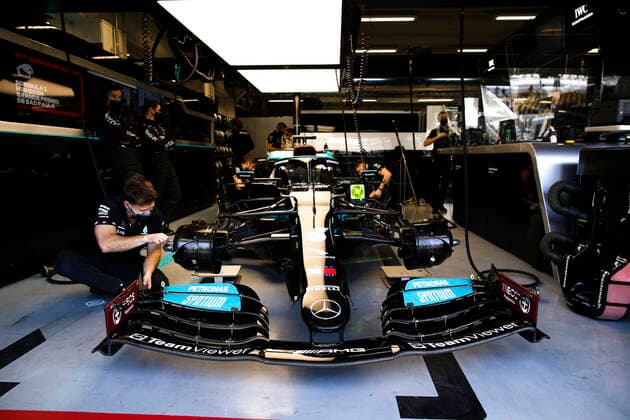 44 HAMILTON Lewis (gbr), Mercedes AMG F1 GP W12 E Performance, garage, box, during the Formula 1 Heineken Grande Premio De Sao Paulo 2021, Sao Paulo Grand Prix, 19th round of the 2021 FIA Formula One World Championship, WM, Weltmeisterschaft from November 12 to 14, 2021 on the Interlagos Circuit, in Sao Paulo, Brazil - F1 - SAO PAULO GRAND PRIX 2021 DPPI Panoramic 00121039_F12021GP19BRA_JK221359