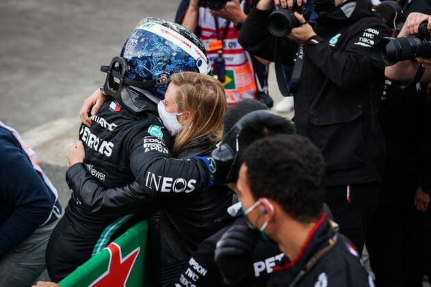 BOTTAS Valtteri (fin), Mercedes AMG F1 GP W12 E Performance, with his girlfriend CROMWELL Tiffany, portrait during the Formula 1 Heineken Grande Premio De Sao Paulo 2021, Sao Paulo Grand Prix, 19th round of the 2021 FIA Formula One World Championship, WM, Weltmeisterschaft from November 12 to 14, 2021 on the Interlagos Circuit, in Sao Paulo, Brazil - F1 - SAO PAULO GRAND PRIX 2021 DPPI Panoramic 00121039_AV6_5309