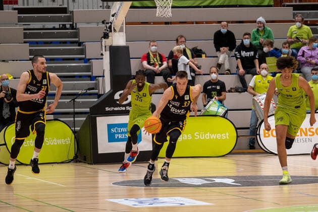 Daniel Keppeler (Tigers Tuebingen, 31). J.R. MacCallum (Ehingen Urspring, 35) Ryan Mikesell (Tigers Tuebingen, 33) Yanic Niederhäuser (Ehingen Urspring, 14) , Ehingen Urspring vs. Tigers Tübingen, Basketball, 2. Bundesliga, ProA, Barmer 2 Basketball, Spieltag 10, Spielzeit 2021 2022, 13.11.2021 Ehingen Urspring vs. Tigers Tübingen, Basketball, 2. Bundesliga, ProA, Barmer 2 Basketball, Spieltag 10, Spielzeit 2021 2022, 13.11.2021 Ehingen Copyright: xEibner-Pressefotox EP_ABF