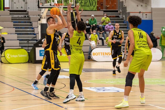 Erol Ersek (Tigers Tuebingen, 11) Aris Sebastian (Ehingen Urspring, 04) Daniel Keppeler (Tigers Tuebingen, 31) Yanic Niederhäuser (Ehingen Urspring, 14) g, Ehingen Urspring vs. Tigers Tübingen, Basketball, 2. Bundesliga, ProA, Barmer 2 Basketball, Spieltag 10, Spielzeit 2021 2022, 13.11.2021 Ehingen Urspring vs. Tigers Tübingen, Basketball, 2. Bundesliga, ProA, Barmer 2 Basketball, Spieltag 10, Spielzeit 2021 2022, 13.11.2021 Ehingen Copyright: xEibner-Pressefotox EP_ABF