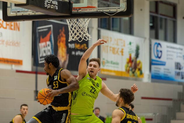 Isaiah Crawley (Tigers Tuebingen, 53) Kevin Strangmeyer (Ehingen Urspring, 22) Ehingen Urspring vs. Tigers Tuebingen, 2. Basketball Bundesliga, Pro A, Barmer 2 Basketball, 10. Spieltag , Spielzeit 2021 2022, 13.11.2021 Ehingen Urspring vs. Tigers Tuebingen, 2. Basketball Bundesliga, Pro A, Barmer 2 Basketball, 10. Spieltag, Spielzeit 2021 2022, 13.11.2021 Ehingen (Donau) Copyright: xNinaxSanderx xEibnerxPressefotox EP_NSR