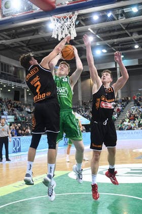 Kudic, Isemann, Gladiators Trier vs. Wiha Panthers Schwenningen, Basketball, 2. Bundesliga, Pro-A, Spielzeit 2021 2022, 13.11.2021, Gladiators Trier vs. Wiha Panthers Schwenningen, Basketball, 2. Bundesliga, Pro-A, Spielzeit 2021 2022, 13.11.2021 Trier Copyright: xEibner-Pressefotox EP_WSR