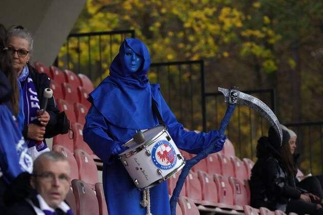 14.11.2021, Frauen Fussball GER, Saison 21 22, 2. Bundesliga , 1.FC Köln 1,FFc Turbine Potsdam , Franz Kremer-stadion Köln 1.FFC Turbine Potsdam, Fan, Aktion, Einzelbild, Foto Chai von der Laage DFL regulations prohibit any use of photographs as image sequences and or quasi-video. EDITORIAL USE ONLY