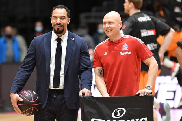 Demond Greene (Co-Trainer, FC Bayern Muenchen Basketball) li. und Luka Svilar (Athletiktrainer, FC Bayern Muenchen Basketball) re., Niners Chemnitz vs. FC Bayern Muenchen, 14.11.2021, BBL Pokal, Viertelfinale, GER, Saison 2021 2022 Niners Chemnitz vs. FC Bayern Muenchen, 14.11.2021, BBL Pokal, Viertelfinale, GER, Saison 2021 2022 Chemnitz Copyright: xBertxHarzer xEibner-xPressefotox