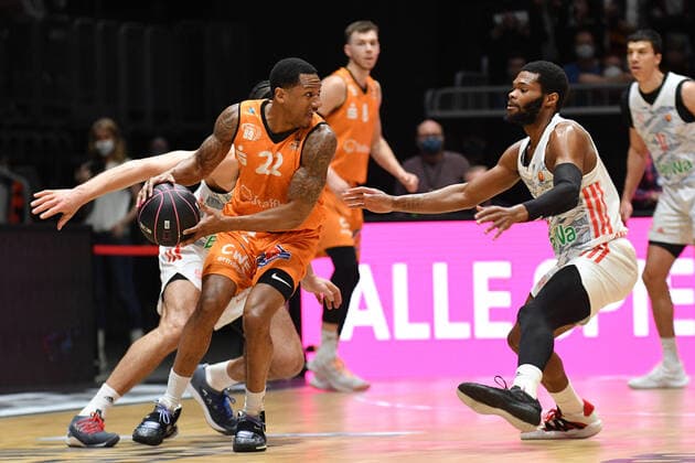Gerald Robinson (Niners Chemnitz) li. und Corey Walden (FC Bayern Muenchen Basketball) re., Niners Chemnitz vs. FC Bayern Muenchen, 14.11.2021, BBL Pokal, Viertelfinale, GER, Saison 2021 2022 Niners Chemnitz vs. FC Bayern Muenchen, 14.11.2021, BBL Pokal, Viertelfinale, GER, Saison 2021 2022 Chemnitz Copyright: xBertxHarzer xEibner-xPressefotox