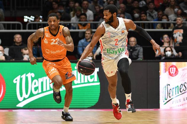Corey Walden (FC Bayern Muenchen Basketball) re. und Gerald Robinson (Niners Chemnitz) li., Niners Chemnitz vs. FC Bayern Muenchen, 14.11.2021, BBL Pokal, Viertelfinale, GER, Saison 2021 2022 Niners Chemnitz vs. FC Bayern Muenchen, 14.11.2021, BBL Pokal, Viertelfinale, GER, Saison 2021 2022 Chemnitz Copyright: xBertxHarzer xEibner-xPressefotox