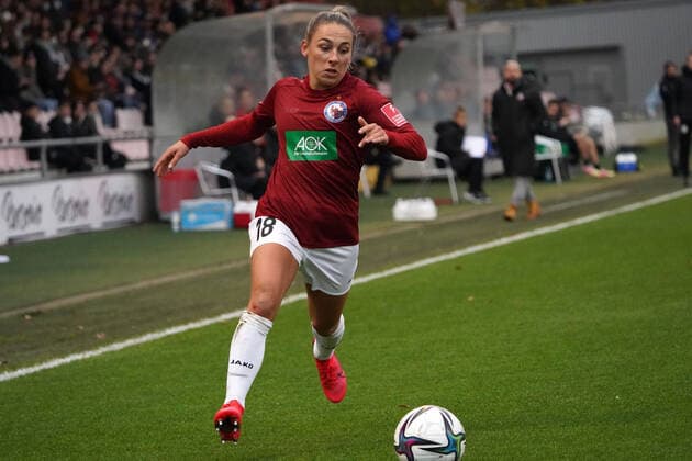 14.11.2021, Frauen Fussball GER, Saison 21 22, 2. Bundesliga , 1.FC Köln 1,FFC Turbine Potsdam , Franz -Kremer-stadion Köln Gina Chmielinski, 1.FFC Turbine Potsdam, Aktion, Einzelbild, Foto Chai von der Laage DFL regulations prohibit any use of photographs as image sequences and or quasi-video. EDITORIAL USE ONLY