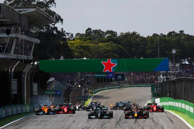 Start of the race, 77 BOTTAS Valtteri (fin), Mercedes AMG F1 GP W12 E Performance, 33 VERSTAPPEN Max (nld), Red Bull Racing Honda RB16B, action during the Formula 1 Heineken Grande Premio De Sao Paulo 2021, Sao Paulo Grand Prix, 19th round of the 2021 FIA Formula One World Championship, WM, Weltmeisterschaft from November 12 to 14, 2021 on the Interlagos Circuit, in Sao Paulo, Brazil - F1 - SAO PAULO GRAND PRIX 2021 - RACE DPPI Panoramic 00121040_FGO04068.JPG_