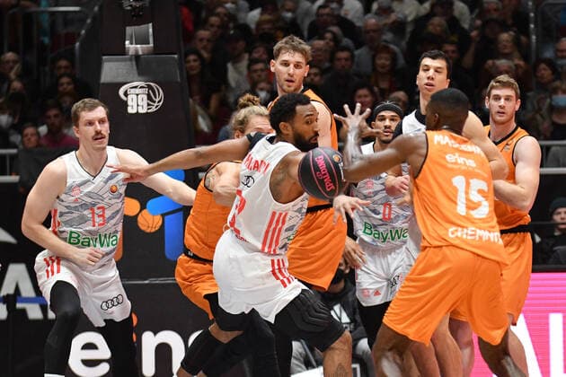 Darrun Hilliard (FC Bayern Muenchen Basketball) Mitte und Frantz Massenat (Niners Chemnitz) re., Niners Chemnitz vs. FC Bayern Muenchen, 14.11.2021, BBL Pokal, Viertelfinale, GER, Saison 2021 2022 Niners Chemnitz vs. FC Bayern Muenchen, 14.11.2021, BBL Pokal, Viertelfinale, GER, Saison 2021 2022 Chemnitz Copyright: xBertxHarzer xEibner-xPressefotox