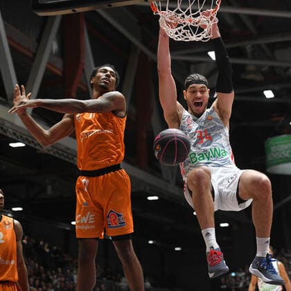 Gavin Schilling (FC Bayern Muenchen Basketball) re. und Isiaha Mike (Niners Chemnitz) li., Niners Chemnitz vs. FC Bayern Muenchen, 14.11.2021, BBL Pokal, Viertelfinale, GER, Saison 2021 2022 Niners Chemnitz vs. FC Bayern Muenchen, 14.11.2021, BBL Pokal, Viertelfinale, GER, Saison 2021 2022 Chemnitz Copyright: xBertxHarzer xEibner-xPressefotox