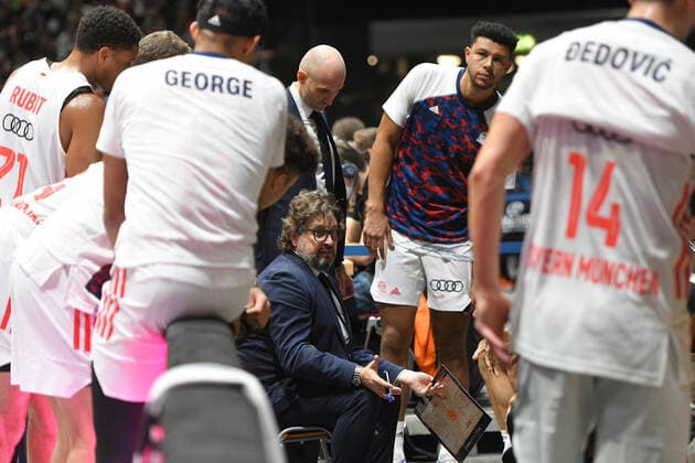 Andrea Trinchieri (Cheftrainer, Head Coach, FC Bayern Muenchen Basketball) Mitte, Niners Chemnitz vs. FC Bayern Muenchen, 14.11.2021, BBL Pokal, Viertelfinale, GER, Saison 2021 2022 Niners Chemnitz vs. FC Bayern Muenchen, 14.11.2021, BBL Pokal, Viertelfinale, GER, Saison 2021 2022 Chemnitz Copyright: xBertxHarzer xEibner-xPressefotox