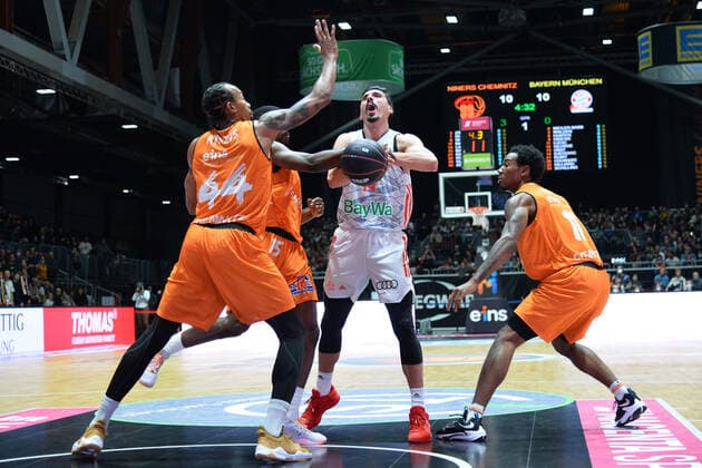Nihad Djedovic (FC Bayern Muenchen Basketball) Mitte, Isiaha Mike (Niners Chemnitz) re. und Darion Atkins (Niners Chemnitz) li., Niners Chemnitz vs. FC Bayern Muenchen, 14.11.2021, BBL Pokal, Viertelfinale, GER, Saison 2021 2022 Niners Chemnitz vs. FC Bayern Muenchen, 14.11.2021, BBL Pokal, Viertelfinale, GER, Saison 2021 2022 Chemnitz Copyright: xBertxHarzer xEibner-xPressefotox