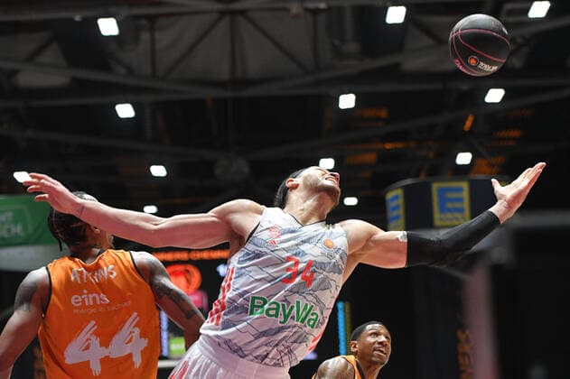 Gavin Schilling (FC Bayern Muenchen Basketball), Niners Chemnitz vs. FC Bayern Muenchen, 14.11.2021, BBL Pokal, Viertelfinale, GER, Saison 2021 2022 Niners Chemnitz vs. FC Bayern Muenchen, 14.11.2021, BBL Pokal, Viertelfinale, GER, Saison 2021 2022 Chemnitz Copyright: xBertxHarzer xEibner-xPressefotox