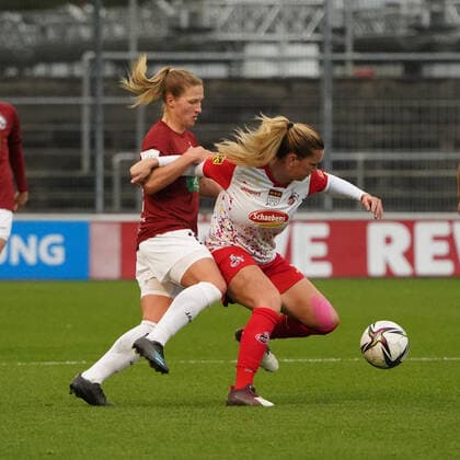 14.11.2021, Frauen Fussball GER, Saison 21 22, 2. Bundesliga , 1.FC Köln 1,FFC Turbine Potsdam , Franz -Kremer-stadion Köln Dina Sophia Orschman, 1.FFC Turbine Potsdam, Rachel Rinast, FC Köln, , Foto Chai von der Laage DFL regulations prohibit any use of photographs as image sequences and or quasi-video. EDITORIAL USE ONLY