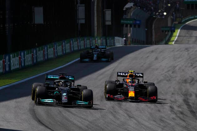 44 HAMILTON Lewis (gbr), Mercedes AMG F1 GP W12 E Performance, 11 PEREZ Sergio (mex), Red Bull Racing Honda RB16B, action during the Formula 1 Heineken Grande Premio De Sao Paulo 2021, Sao Paulo Grand Prix, 19th round of the 2021 FIA Formula One World Championship, WM, Weltmeisterschaft from November 12 to 14, 2021 on the Interlagos Circuit, in Sao Paulo, Brazil - F1 - SAO PAULO GRAND PRIX 2021 - RACE DPPI Panoramic FGO04314