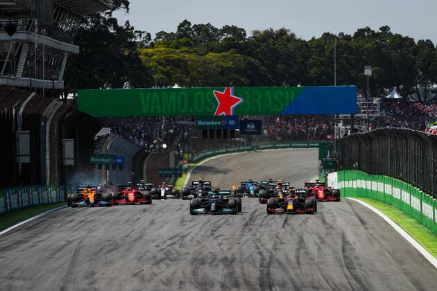 Start of the race: VERSTAPPEN Max (ned), Red Bull Racing Honda RB16B, HAMILTON Lewis (gbr), Mercedes AMG F1 GP W12 E Performance, NORRIS Lando (gbr), McLaren MCL35M, SAINZ Carlos (spa), Scuderia Ferrari SF21, action during the Formula 1 Heineken Grande Premio De Sao Paulo 2021, Sao Paulo Grand Prix, 19th round of the 2021 FIA Formula One World Championship, WM, Weltmeisterschaft from November 12 to 14, 2021 on the Interlagos Circuit, in Sao Paulo, Brazil - F1 - SAO PAULO GRAND PRIX 2021 - RACE DPPI Panoramic 20211114_GOODEN_FGO04067