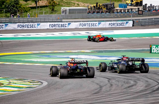 11 PEREZ Sergio (mex), Red Bull Racing Honda RB16B, 44 HAMILTON Lewis (gbr), Mercedes AMG F1 GP W12 E Performance, 33 VERSTAPPEN Max (nld), Red Bull Racing Honda RB16B, action during the Formula 1 Heineken Grande Premio De Sao Paulo 2021, Sao Paulo Grand Prix, 19th round of the 2021 FIA Formula One World Championship, WM, Weltmeisterschaft from November 12 to 14, 2021 on the Interlagos Circuit, in Sao Paulo, Brazil - F1 - SAO PAULO GRAND PRIX 2021 - RACE DPPI Panoramic 20211114_GOODEN_F12021GP19BRA_JK227667
