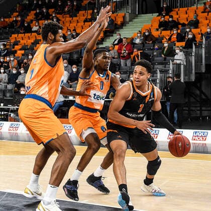 GER, EuroCup, ratiopharm Ulm vs Promitheas Patras 17.11.2021, ratiopharm arena, Neu-Ulm, GER, EuroCup, ratiopharm Ulm vs Promitheas Patras, im Bild Cristiano Felicio (Ulm, 1), Semaj Christon (Ulm, 0), Abdul Gaddy (Patras, 3)