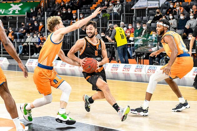 GER, EuroCup, ratiopharm Ulm vs Promitheas Patras 17.11.2021, ratiopharm arena, Neu-Ulm, GER, EuroCup, ratiopharm Ulm vs Promitheas Patras, im Bild Per Günther Guenther (Ulm, 6), Nikolaos Gkikas (Patras, 8), Jaron Blossomgame (Ulm, 4)