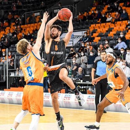 GER, EuroCup, ratiopharm Ulm vs Promitheas Patras 17.11.2021, ratiopharm arena, Neu-Ulm, GER, EuroCup, ratiopharm Ulm vs Promitheas Patras, im Bild Per Günther Guenther (Ulm, 6), Nikolaos Gkikas (Patras, 8), Jaron Blossomgame (Ulm, 4)