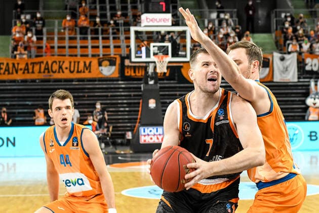 GER, EuroCup, ratiopharm Ulm vs Promitheas Patras 17.11.2021, ratiopharm arena, Neu-Ulm, GER, EuroCup, ratiopharm Ulm vs Promitheas Patras, im Bild Per Fedor Zugic (Ulm, 44), Dimitris Agravanis (Patras, 7), Philipp Herkenhoff (Ulm, 14)