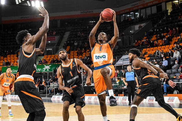GER, EuroCup, ratiopharm Ulm vs Promitheas Patras 17.11.2021, ratiopharm arena, Neu-Ulm, GER, EuroCup, ratiopharm Ulm vs Promitheas Patras, im Bild energischer Einsatz von Semaj Christon (Ulm, 0) gegen Loic Schwartz (Patras, 1) und Isaiah Miles (Patras, 15)