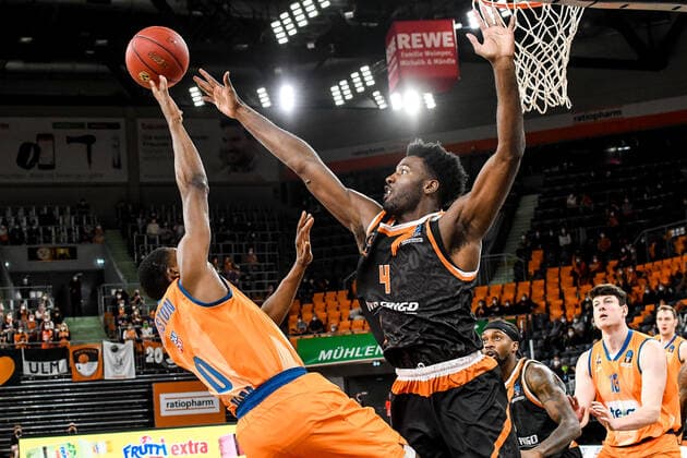 GER, EuroCup, ratiopharm Ulm vs Promitheas Patras 17.11.2021, ratiopharm arena, Neu-Ulm, GER, EuroCup, ratiopharm Ulm vs Promitheas Patras, im Bild Semaj Christon (Ulm, 0) kann sich gegen Dario Hunt (Patras, 4) nicht durchsetzen
